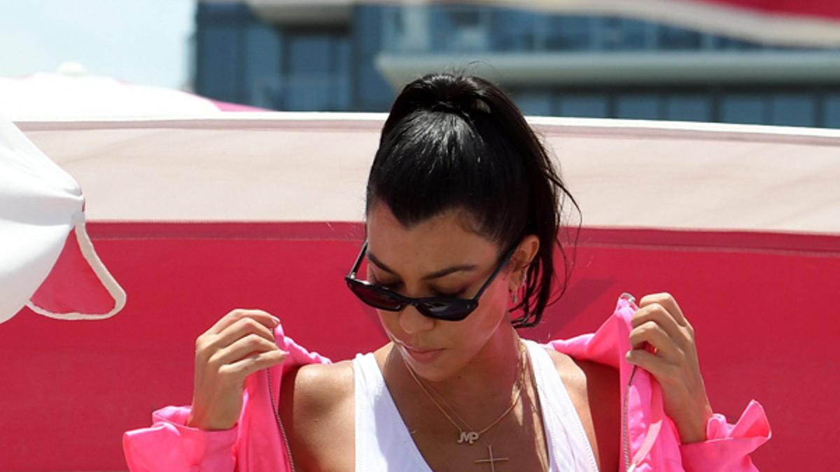 Kourtney Kardashian, el cuepro del verano: con bañador blanco de tiro alto