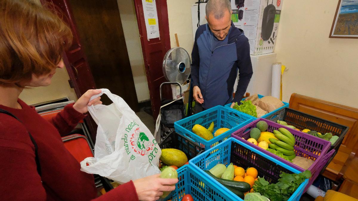 Ada Prieto recogiendo su pedido semanal junto a otro integrante del grupo de consumo.