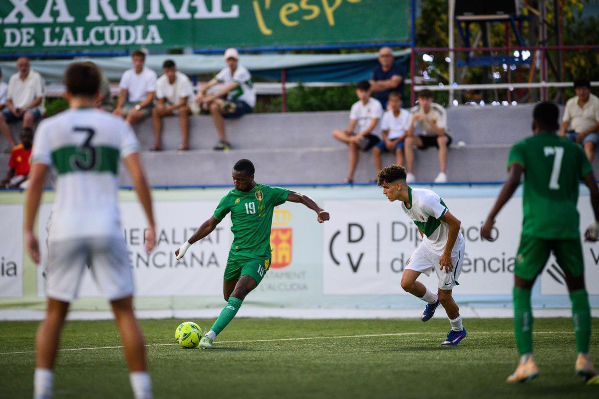 Un jugador de Mauritania golpea el balón en el COTIF