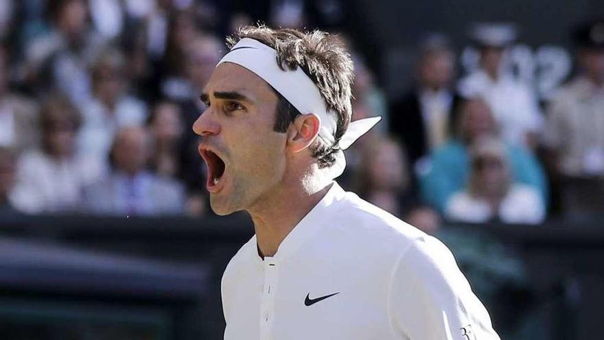 Federer muestra su alegría tras conseguir la victoria frente a Raonic. // Efe