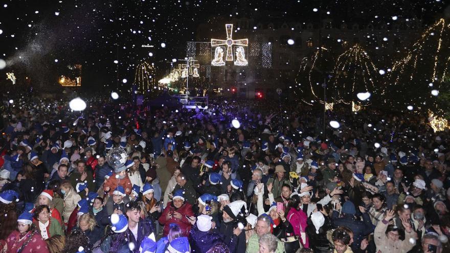 Oviedo enciende su Navidad con una gran &quot;nevada&quot; en Uría y el concierto de &quot;Villaboy Band&quot;
