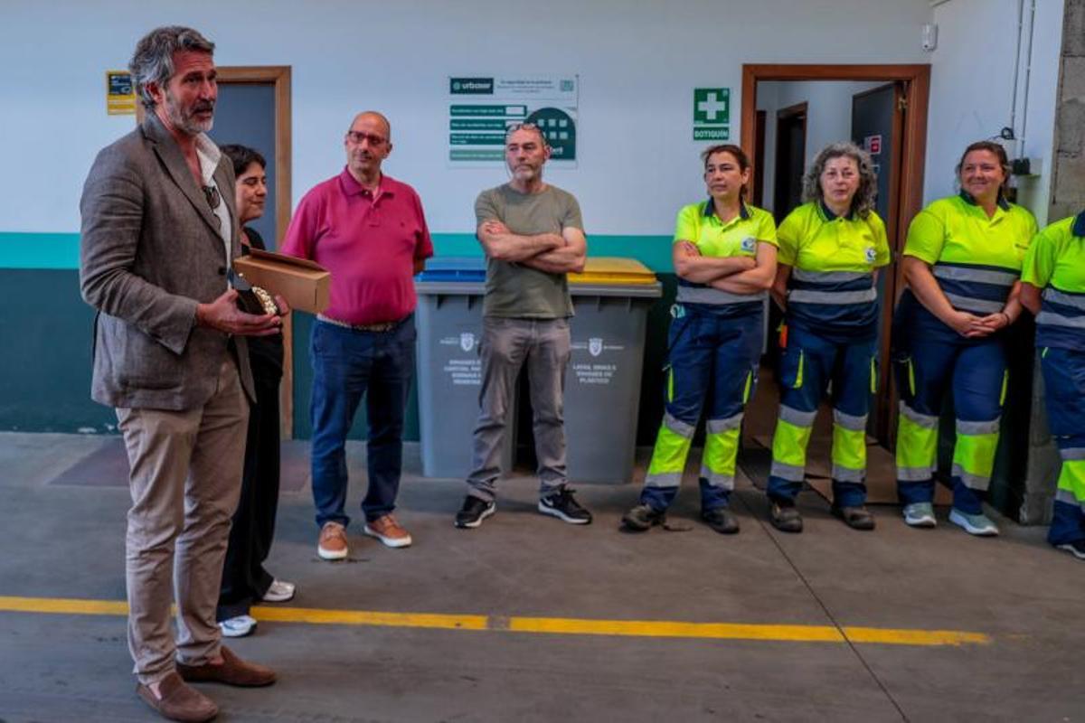 El alcalde con los trabajadores de Urbaser.