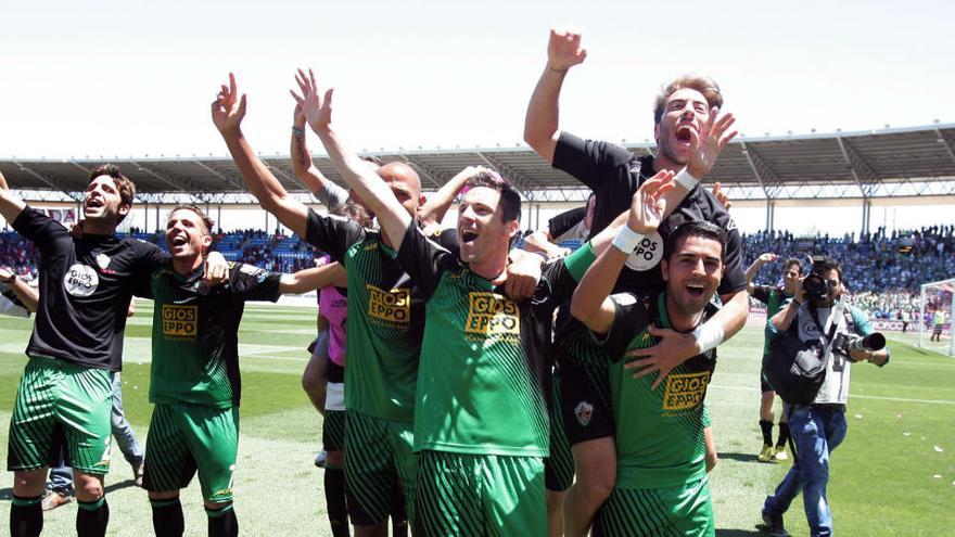 Los jugadores del Elche celebran el ascenso tras el partido en Almería