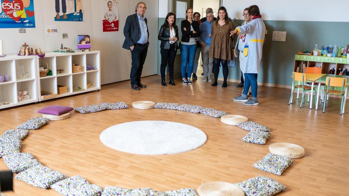 A la izquierda, el conseller de Educación, Martí March, ayer durante la visita.