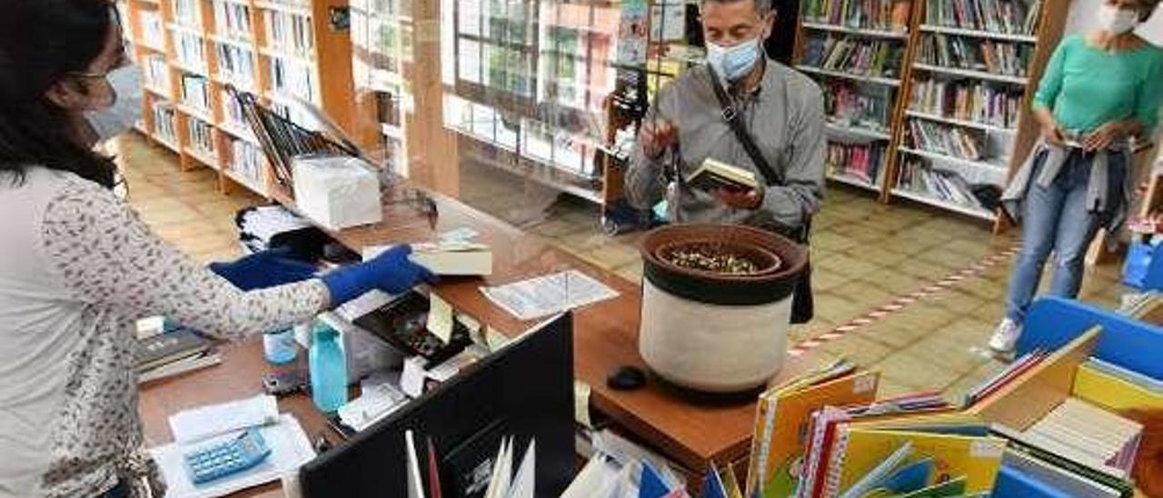 Lectores en la Biblioteca de Poio, que reabre esta semana. //G. Santos