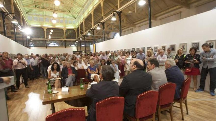 El público llenó la antigua pescadería; en la mesa, por la izquierda, Sánchez Ramos, Caunedo, Iglesias y Huerta.