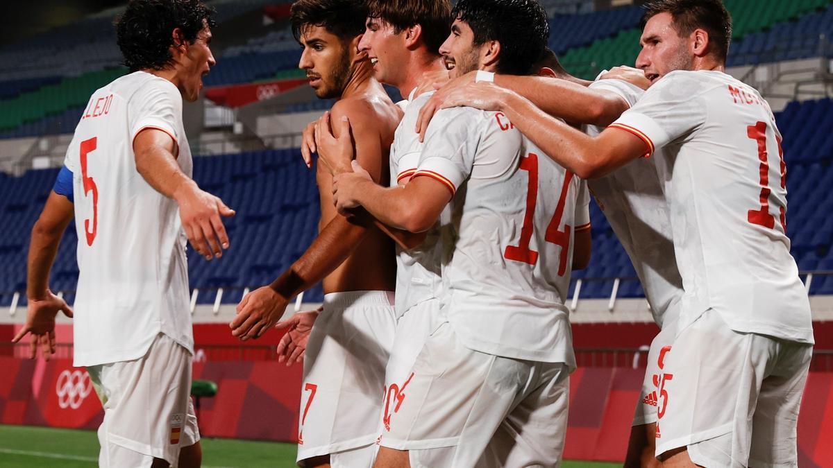 Los jugadores de la selección felicitan a Asensio tras el gol