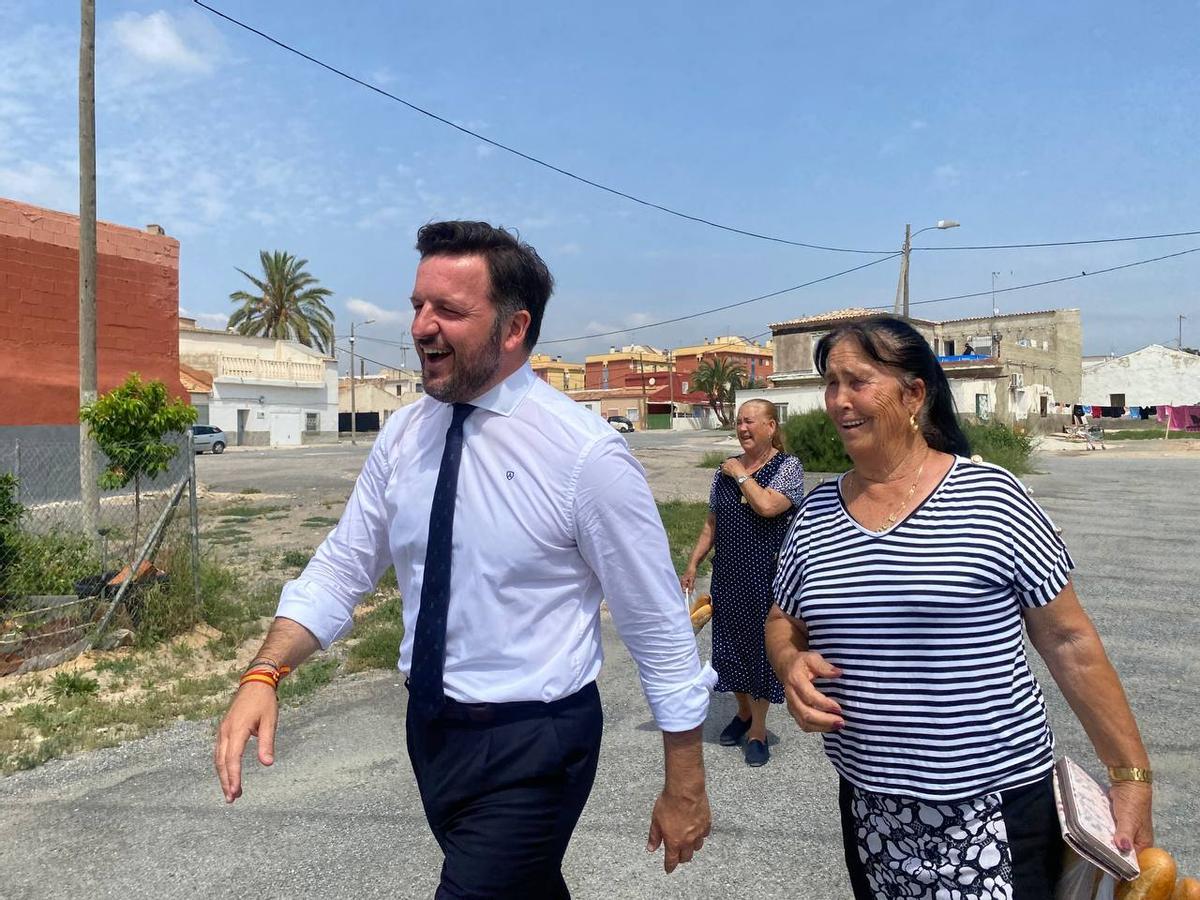 Ruz, con una vecina del barrio Patilla