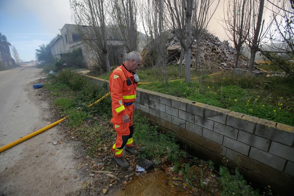 Gran incendio en una planta abandonada de reciclaje en Sollana