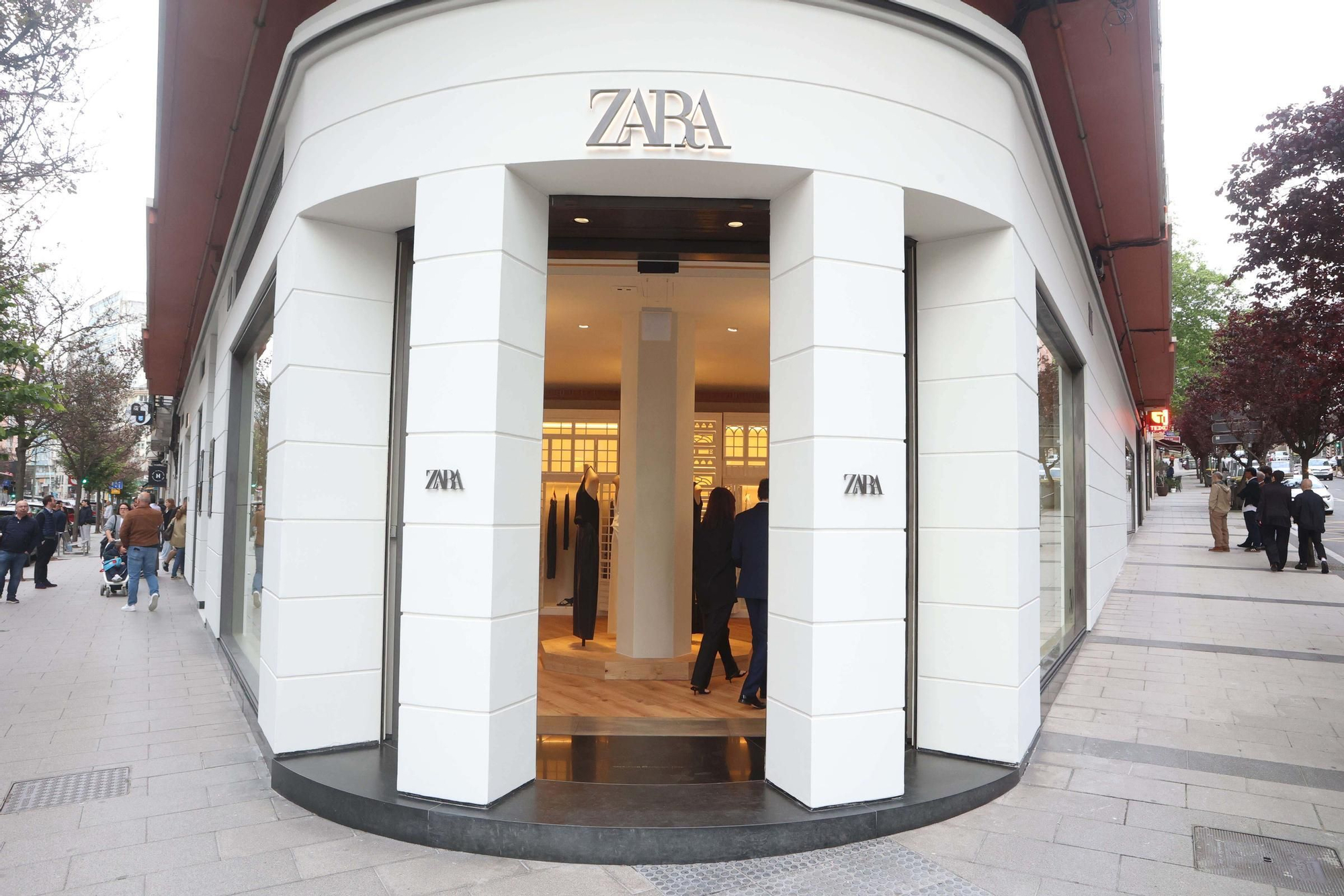 Reinauguración de la primera tienda de Zara: un homenaje a la Marina y una colección exclusiva