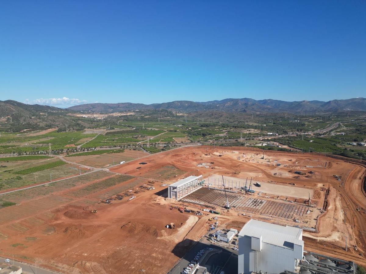 está prevista la ampliación hasta los 24 metros de anchura del tramo de carretera que conecta Almenara con la rotonda ubicada en el término municipal de La Llosa, enlace que comunica directamente con la CV-10, al fondo de la imagen.