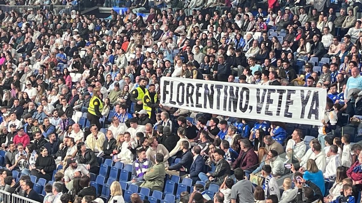 REAL MADRID | El Bernabéu saca de quicio a Florentino y aparecen pancartas en su contra: «Florentino, vete ya!
