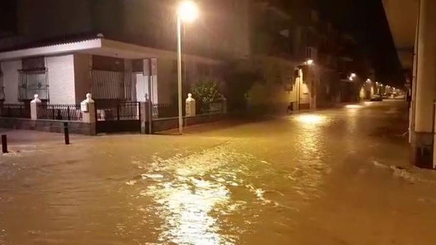 Inundación en la calle Los Luisos, en los Alcázares