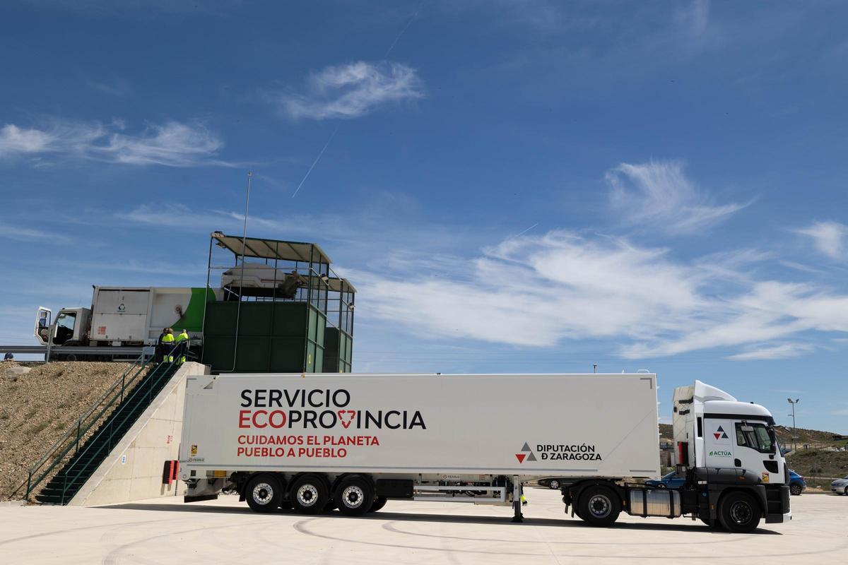 Camión de Ecoprovincia en la planta de transferencia de Ejea de Los Caballeros.