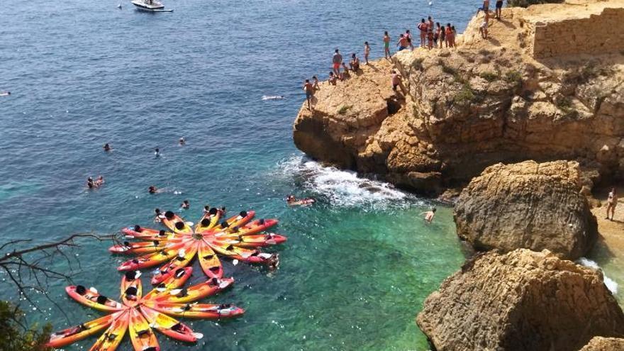 La excursión de veinte kayaks y cuarenta bañistas desembarcó en una cala de difícil acceso. | A. P. F.