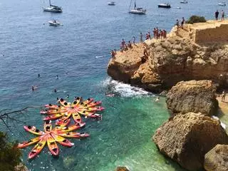 Bañistas en kayak invaden en Xàbia una cala 'secreta' de la reserva marina