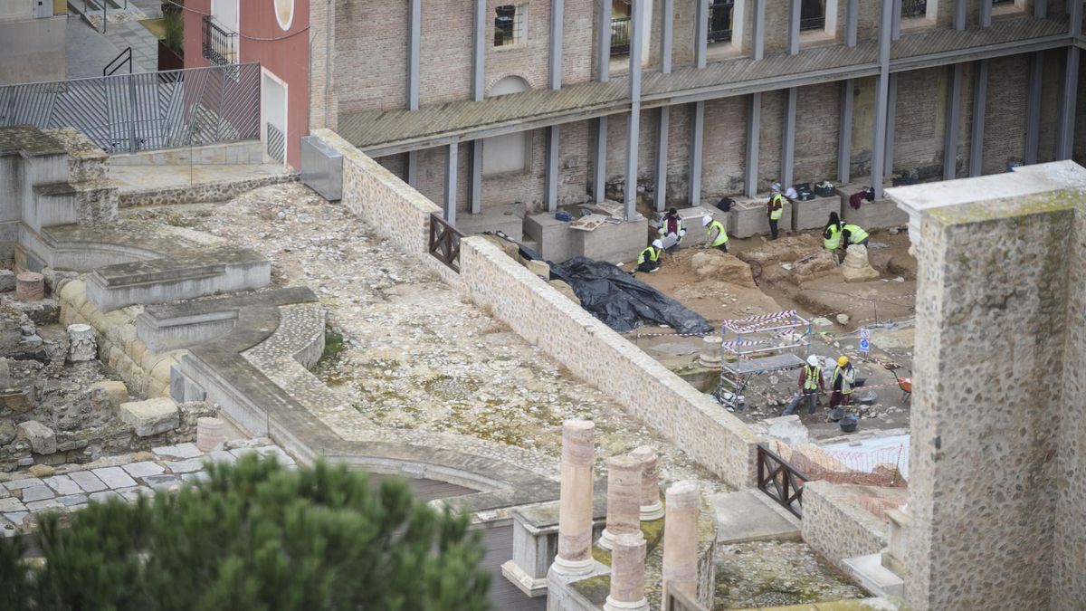 Excavaciones en el Pórtico del Teatro Romano de Cartagena