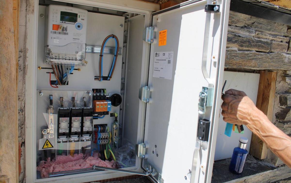 Nuevo cuadro eléctrico en Linarejos. | A. S.