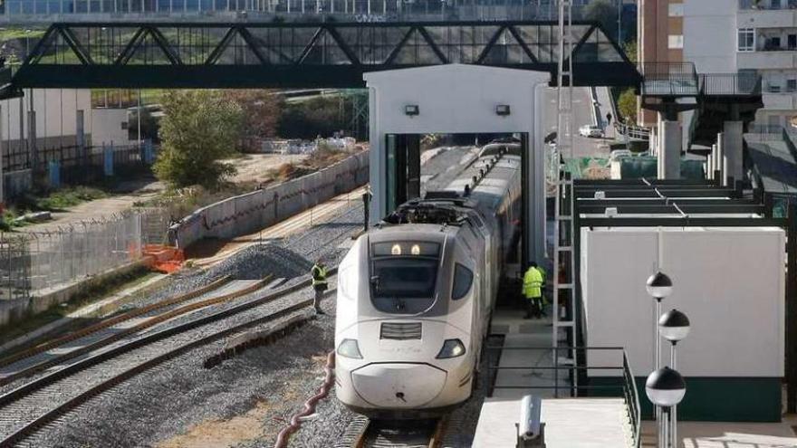 El tren, a su paso por el cambiador de ancho de vía durante las pruebas del fin de semana. // J. De la Fuente