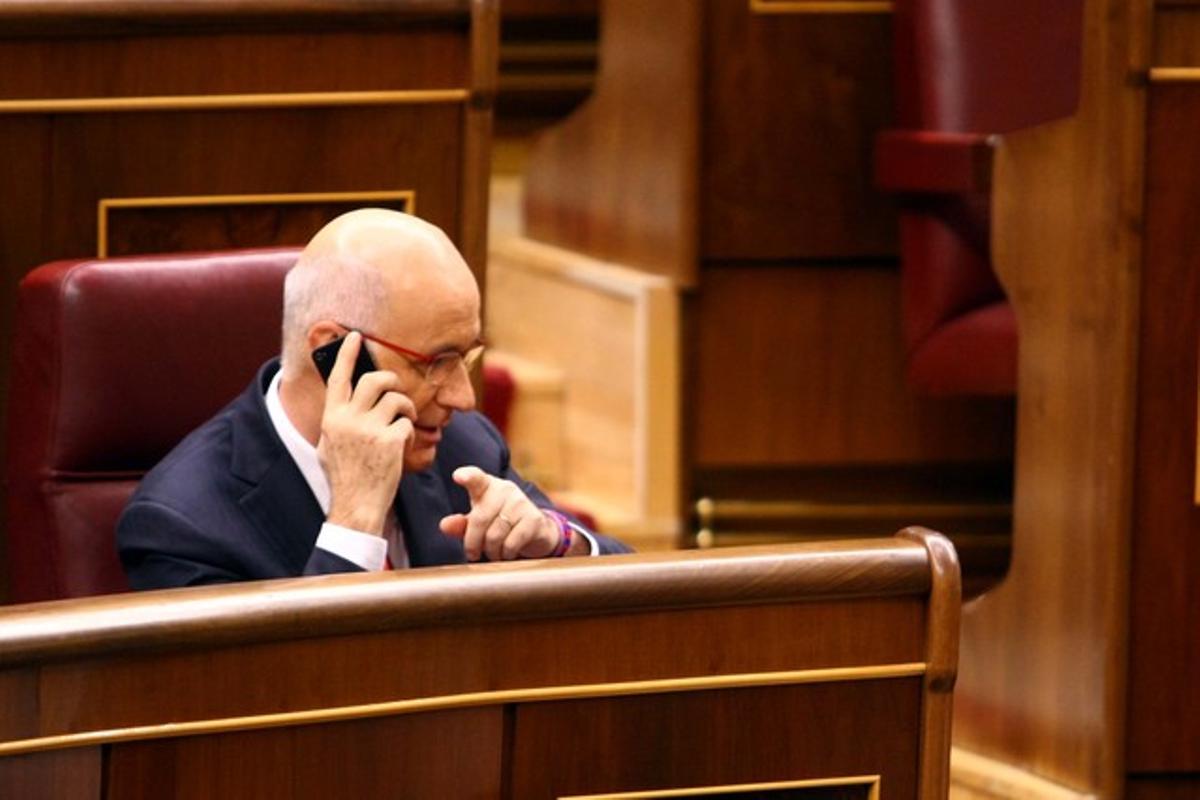 El portaveu de CiU, Josep Antoni Duran Lleida, parla per telèfon, aquest dimarts, durant la sessió d’investidura.