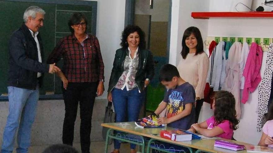 La alcaldesa, Eva García de la Torre, y la concejala Lourdes Moure, en su visita al centro escolar. // D.P.