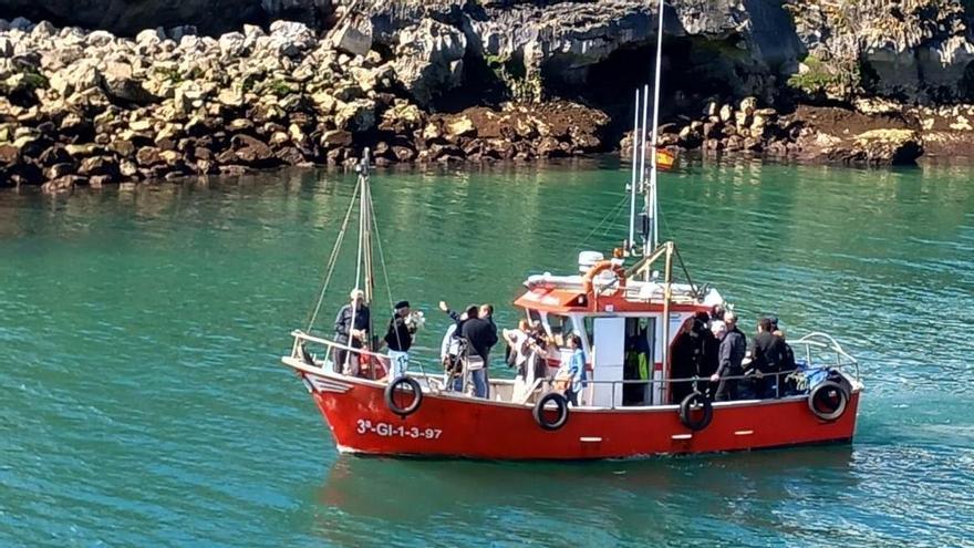 Llanes homenajea a sus marineros: música y recuerdo a los que no están en una jornada redonda