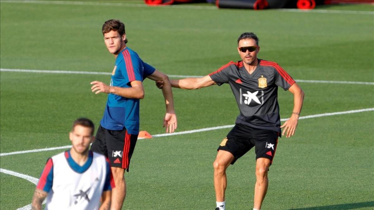 Luis Enrique sujeta a Marcos Alonso en la sesión