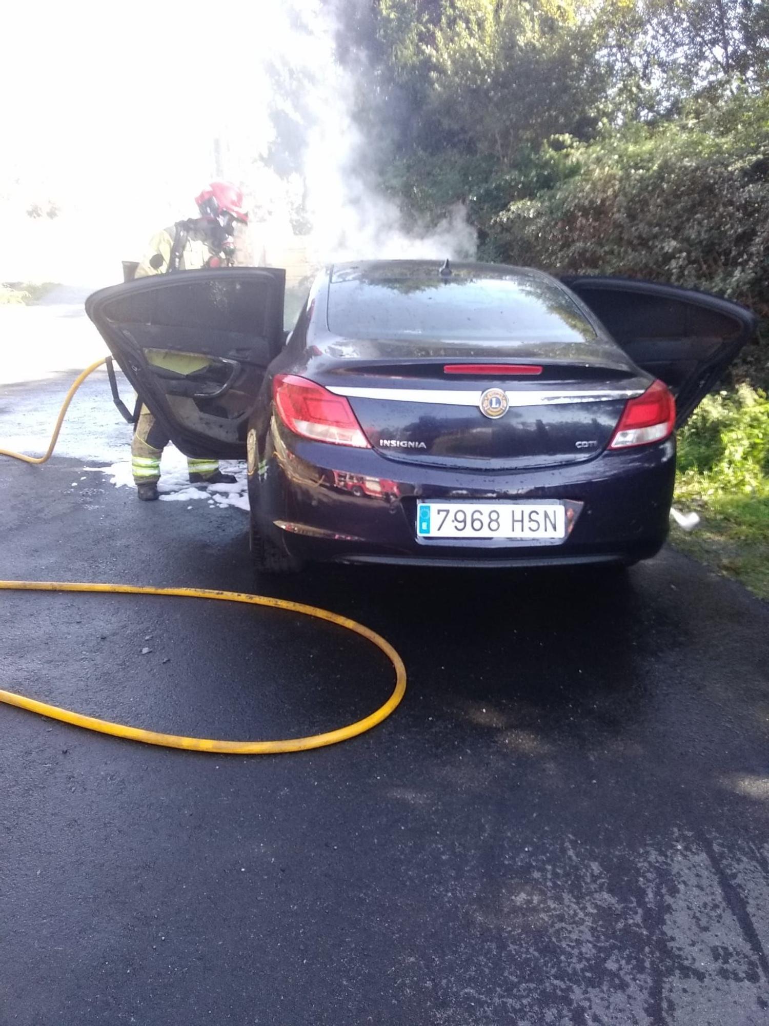 Los bomberos sofocan un incendio en un coche en Oleiros