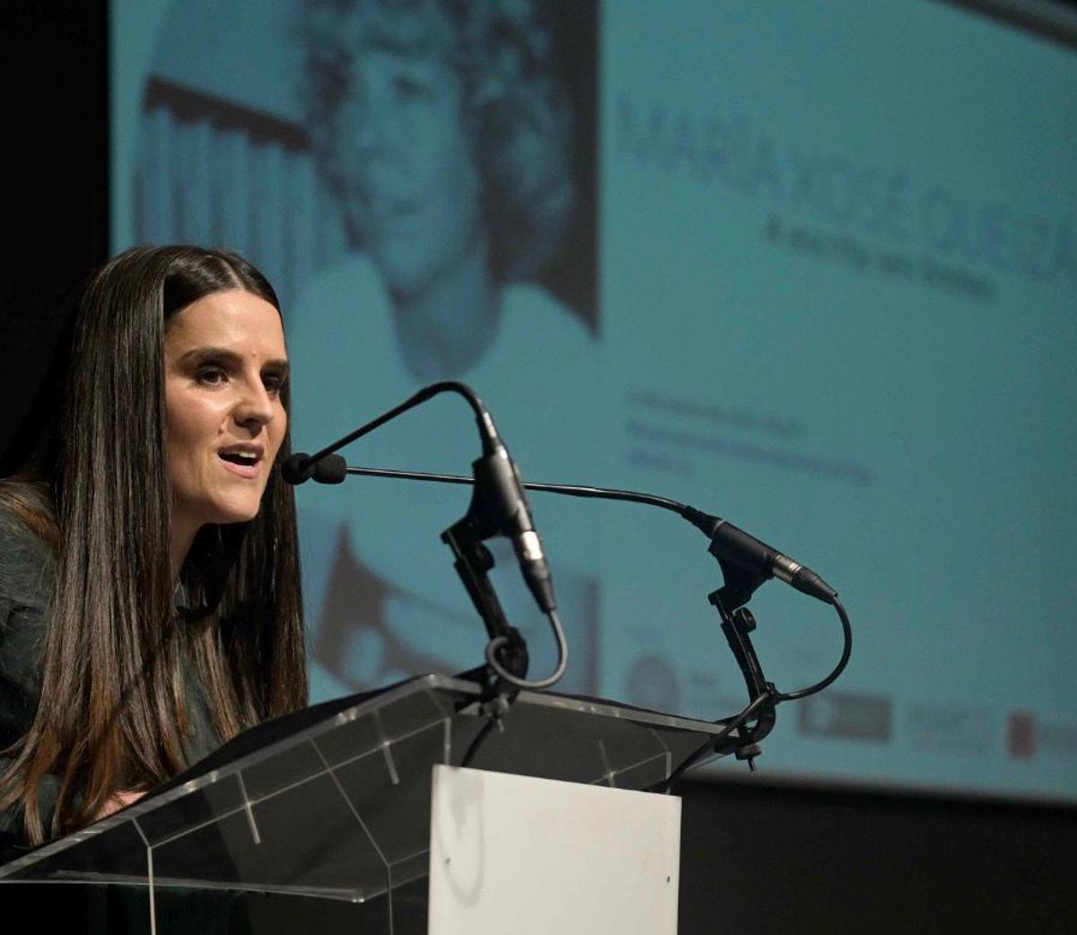A poeta de Bueu Míriam Ferradáns durante a súa intervención na homenaxe a María Xosé Queizán no acto "A escrita sen límites".