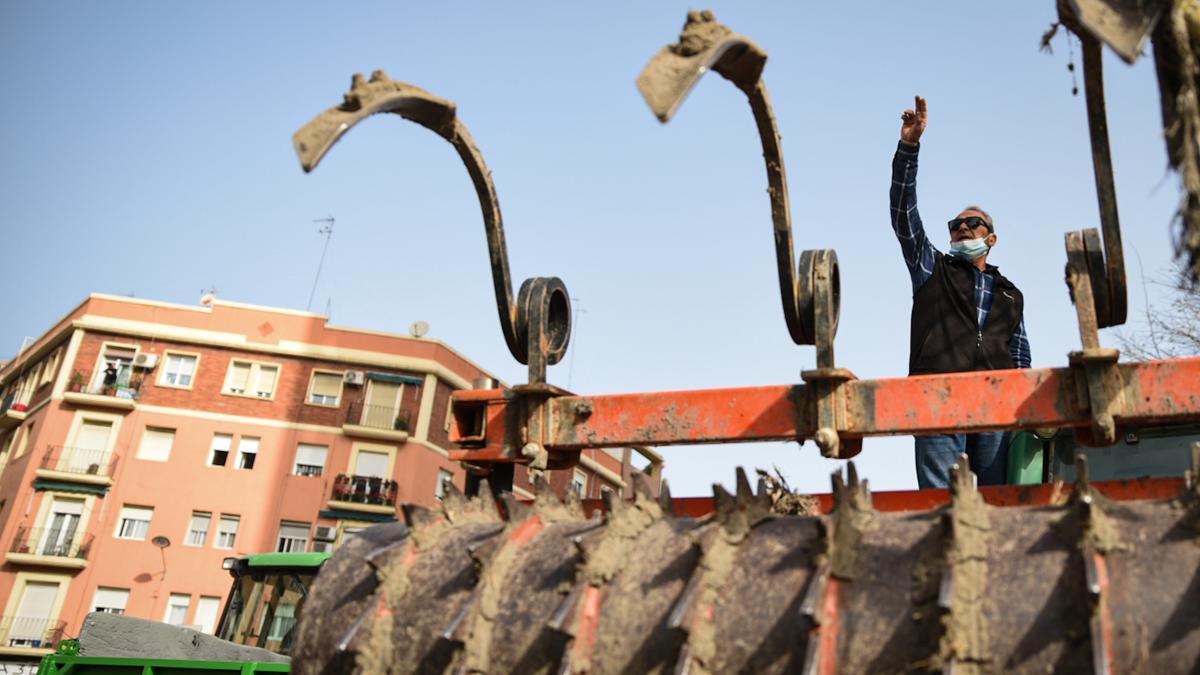 Un agricultor participa en la tractorada convocada por las calles de Valencia, Comunidad Valenciana, (España), a 30 de marzo de 2021