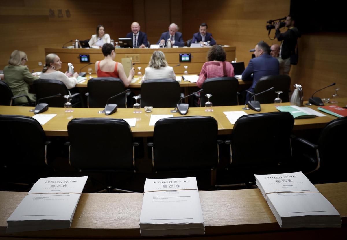 Debate en la Comisión de Hacienda sobre las enmiendas a los Presupuestos de la Generalitat de 2025, este martes.
