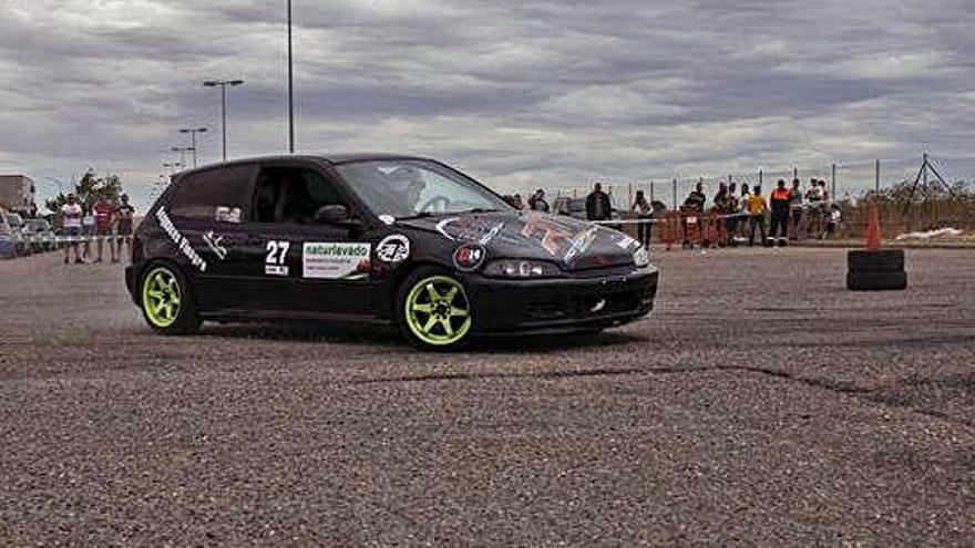 Un piloto realiza un giro de izquierdas durante la prueba.