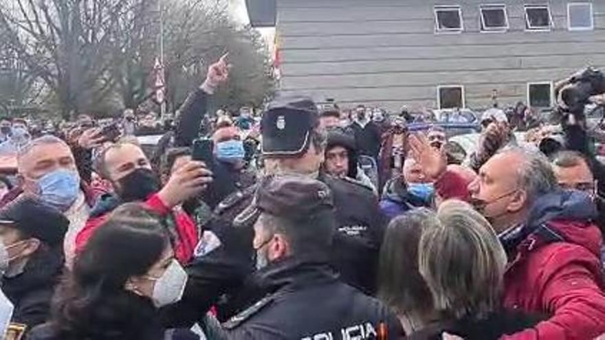 Los bateeiros acorralan a Rosa Quintana en su protesta por el conflicto de la mejilla