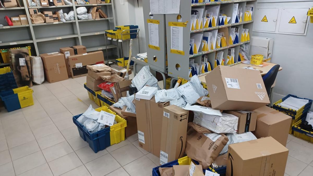 Paquetes amontonados en la oficina de Correos de Campos.