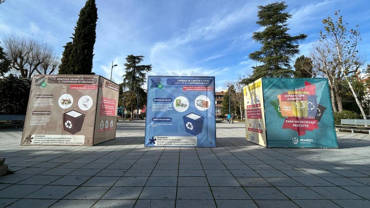 Cubos informativos en la plaza España de Zafra.