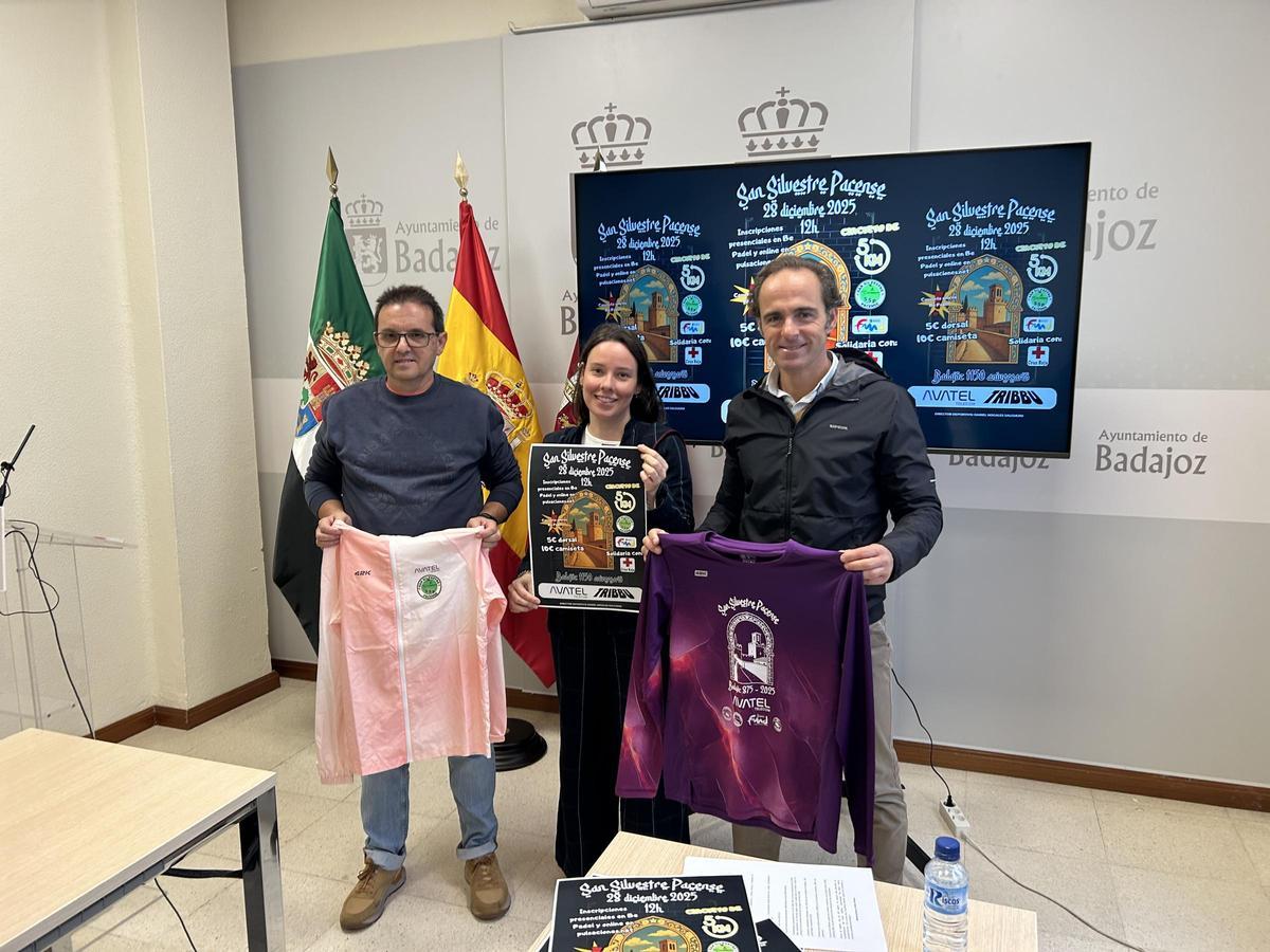 José Manuel Muñoz, de ADS Extremadura Natural; María Castillo, de Tribbu; y Juan Parejo, concejal de Deportes del Ayuntamiento de Badajoz, en la presentación de la San Silvestre Pacense 2025