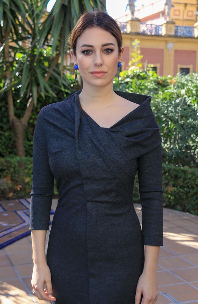 Detalle de Blanca Suárez con vestido de paño y pendientes azules