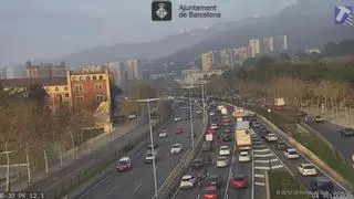 Un accidente múltiple causa colas kilométricas en la Ronda de Dalt de Barcelona