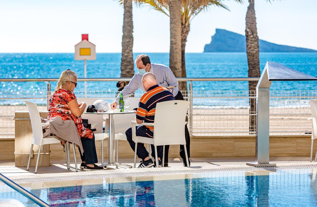 Los turistas británicos que se vayan de vacaciones al extranjero se enfrentarán a partir de la próxima semana a multas de 5.000 libras, según la nueva legislación que prepara el Gobierno británico.