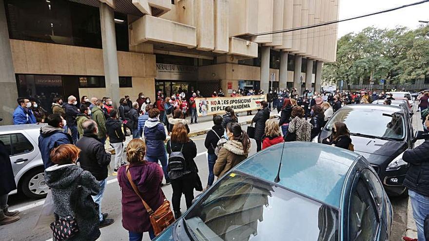 Concentración de docentes, ayer, en Alicante