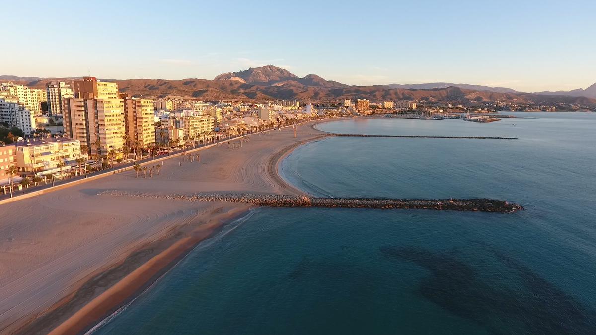 Playa del Carrer la Mar de El Campello, donde su ubica una parte del Monumento al Pescador