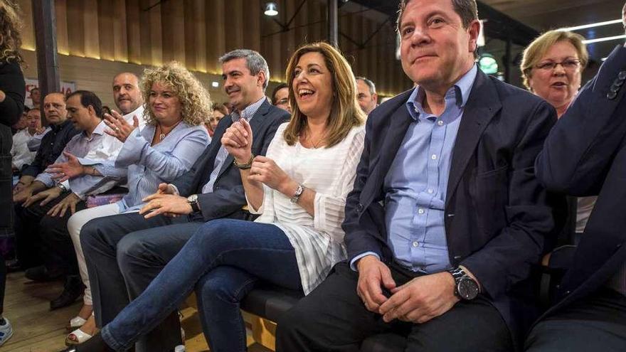 Díaz y, a su izquierda, el secretario general del PSOE en Castilla-La Mancha, Emiliano Martínez Page. // Efe