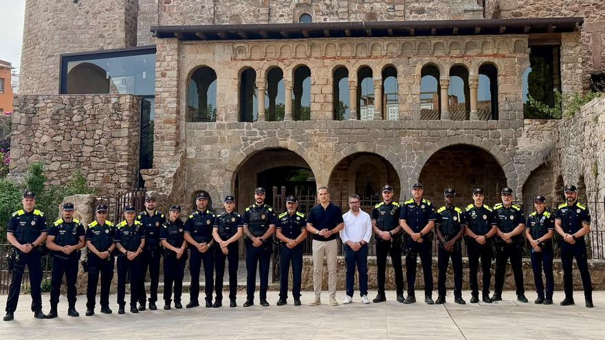 Foto de família dels 14 agents i caporals incorporats aquest estiu a la Policia Local de Sant Feliu, amb l’alcalde, Carles Motas, el regidor de Seguretat, Josep Saballs, i els comandaments del cos.