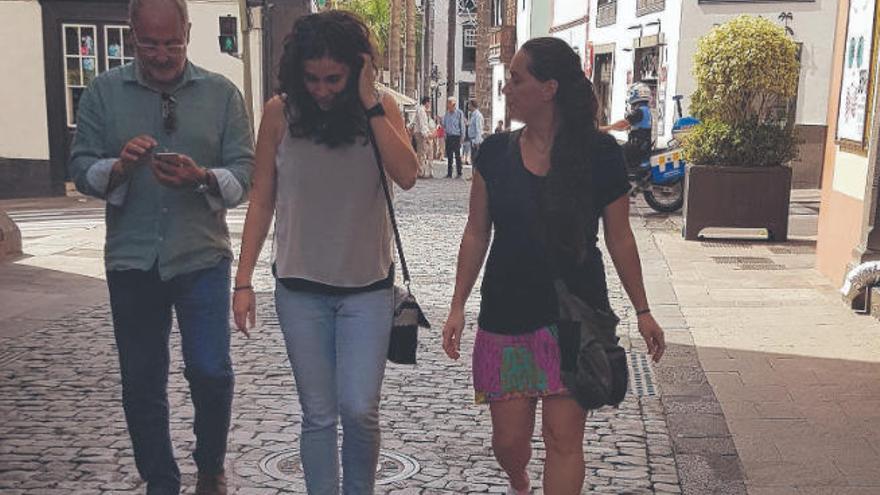 Imagen de Elías Castro junto a las dos mujeres seleccionadas para participar en la Danza de los Enanos, Gara Lorenzo y Saray Pérez, cuando se dirigían a la rueda de prensa.