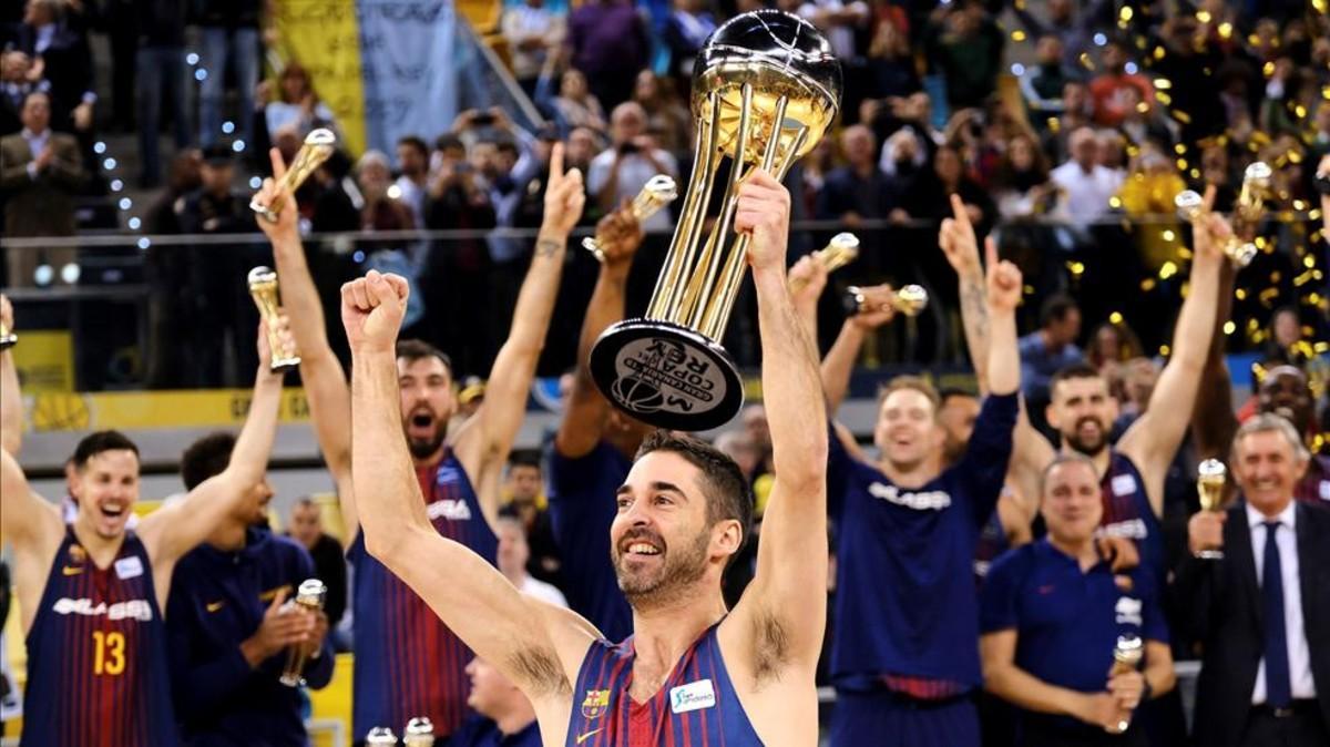 Navarro, capitán del Barça, celebra el triunfo copero