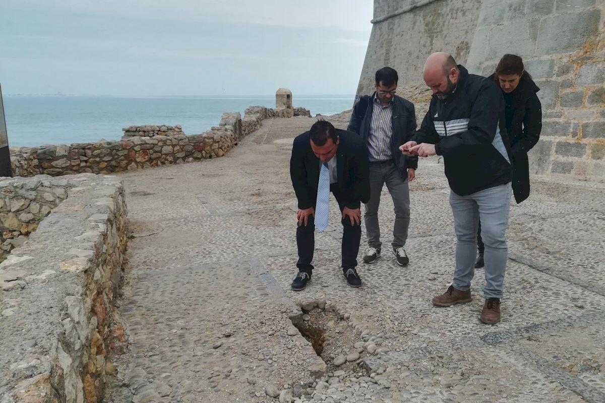 Foto de febrero de 2020, días después de la aparición del socavón a causa del temporal 'Gloria'.