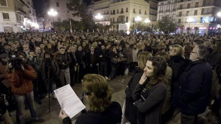 Rosa Garrote lee el manifiesto de la Avm3j en una plaza abarrotada de gente, frente al Palau.