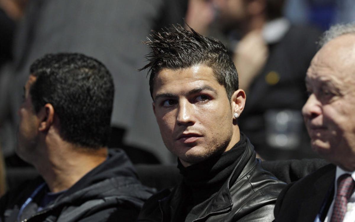 Cristiano Ronaldo observa el partit de tennis que enfronta el suís Roger Federer contra el francès Jo-Wilfried Tsonga durant la final de la Copa Masters, celebrada a Londres el 27 de novembre passat. Cristiano Ronaldo observa el partit de tennis que enfronta el suís Roger Federer contra el francès Jo-Wilfried Tsonga durant la final de la Copa Masters, celebrada a Londres el 27 de novembre passat.