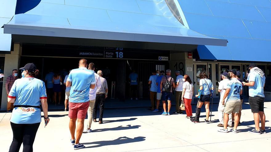 Colas en los accesos al estadio de Balaídos antes de un partido del Celta en 2021