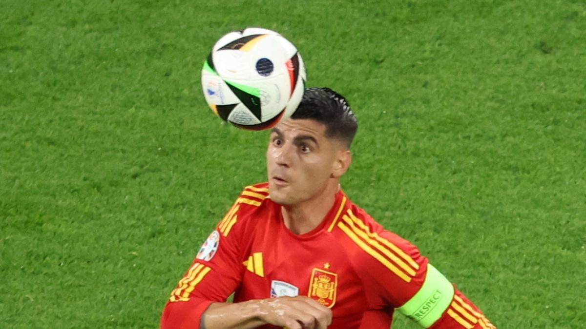 Álvaro Morata controla un balón en un partido de la selección en el que fue capitán